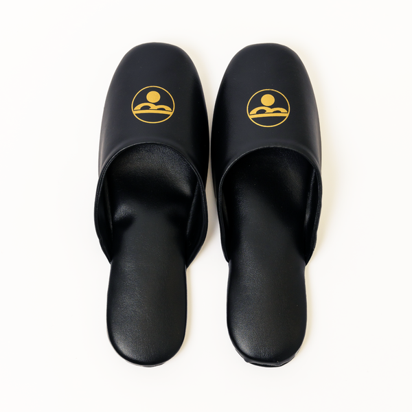 【BARK AT THE MOON】Chillax logo slippers
